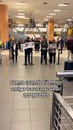 Joven recoge a sus amigas en el aeropuerto con cartel de página para adultos