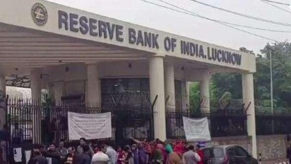 लखनऊ: 2 हजार के नोट बदलने आरबीआई पहुंच रही ग्रामीण महिलाएं,देखें रिपोर्ट