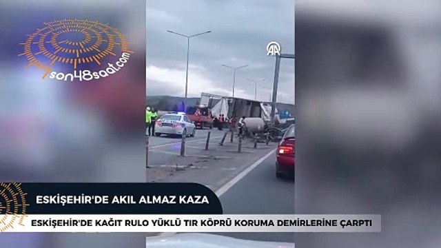 Eskişehir'de kağıt rulo yüklü tır köprü koruma demirlerine çarptı