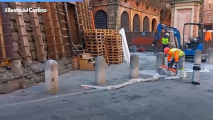 Garisenda, ecco i primi container per la recinzione: il video