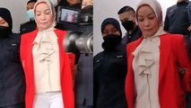 Makcik Kemboja pakai baju merah, tangan bergari datang mahkamah kes hina Melayu