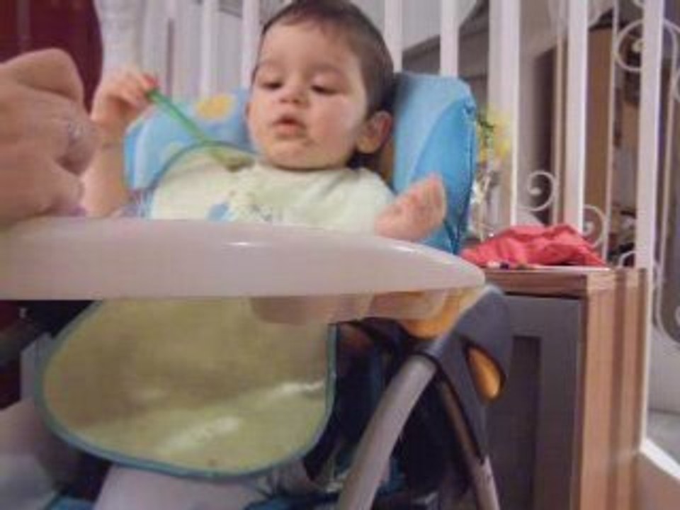 Liam mange tout seul