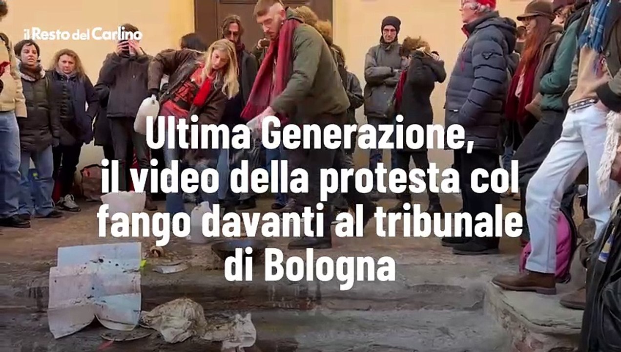 Ultima Generazione, il video della protesta col fango davanti al tribunale di Bologna