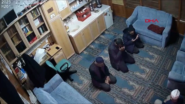 İmamın namaza gelen çocuklara vereceği simit ve kıyafetlerin çalınması kamerada