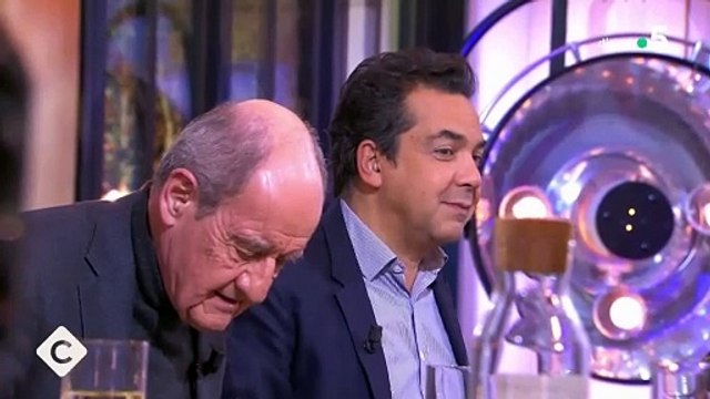 Les invités de C à vous sur France 5 piégés par un faux chef cuisinier qui leur a proposé de gouter son plat: C’est dégueulasse et immangeable - Regardez