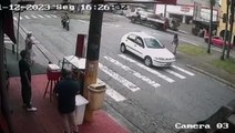 Mulher quase é atropelada e leva soco de motorista em seguida