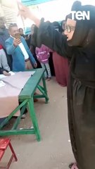 صعيدية مسنة تغني "نسمة الحرية" أمام إحدى اللجان الانتخابية
