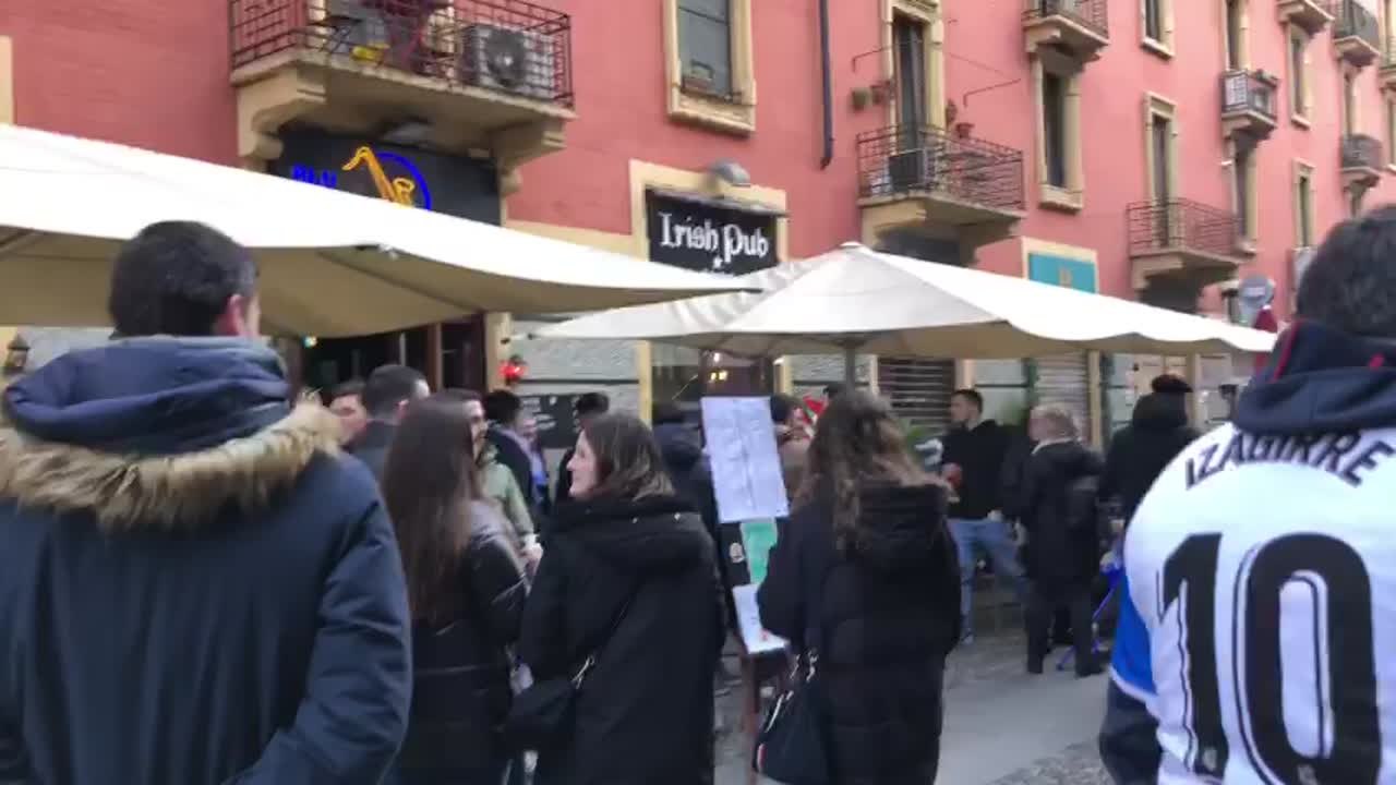 Un AFICIONADO del ATHLETIC se infiltra entre los de la REAL SOCIEDAD en MILÁN