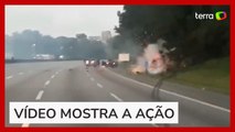 Criminosos explodem carro-forte em assalto na Rodovia dos Imigrantes, em SP