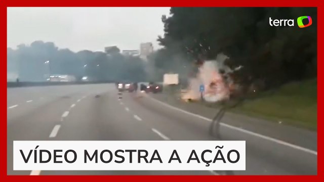 Criminosos explodem carro-forte em assalto na Rodovia dos Imigrantes, em SP
