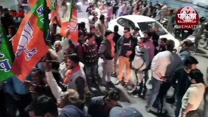 मुख्यमंत्री के नाम की घोषणा होते ही यहां भाजपा के कार्यकर्ताओं ने आतिशबाजी की, बांटी मिठाईयां