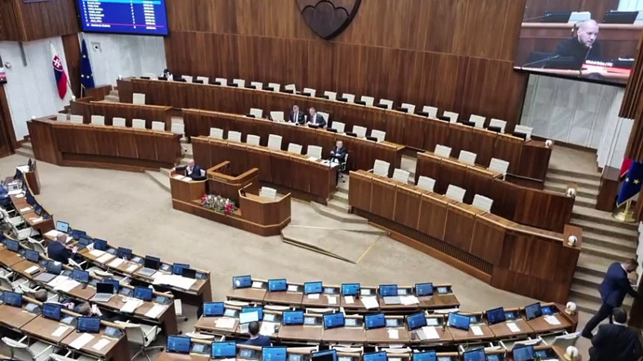 ZÁZNAM: NRSR: Poslanci začínajú utorkové rokovanie diskusiou o konsolidačnom balíku