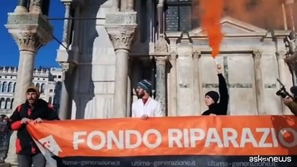 Venezia, attivisti lanciano fango sulla Basilica di San Marco