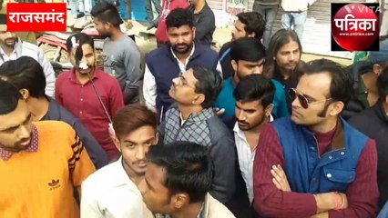 नारेबाजी, टायर जलाए... उग्र प्रदर्शन, 3 बजे तक बंद रहे बाजार