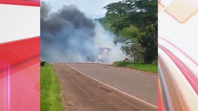Caminhão carregado com fogos de artifício pega fogo na BR-272 no PR