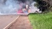 Caminhão com fogos de artifício pega fogo nesta manhã na BR-272, em Goioerê