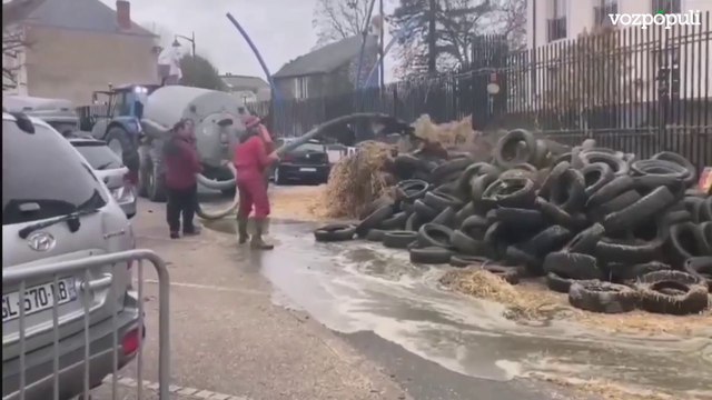 Agricultores franceses lanzan estiércol contra un edificio público en Châteauroux durante las protestas contra las políticas del gobierno ‐ Hecho con Clipchamp