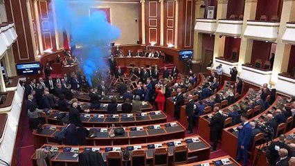 شاهد: فوضى عارمة دخان وقتال بالكراسي في جلسة للبرلمان الألباني