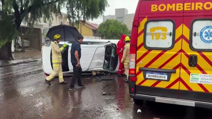 Carro ocupado por uma família capota após colisão no Parque São Paulo