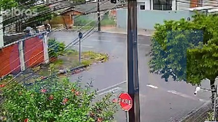 Câmera flagra batida seguida de capotamento no Parque São Paulo