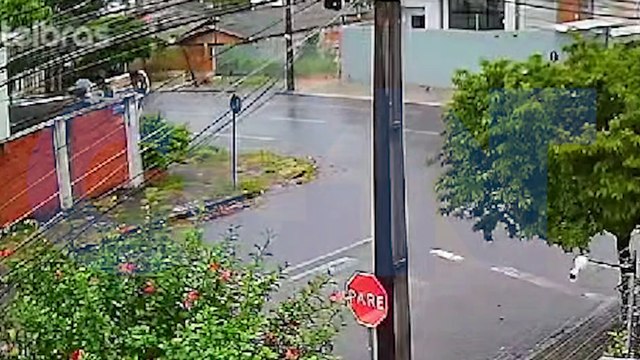 Câmera flagra batida seguida de capotamento no Parque São Paulo