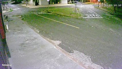Mulher arremessa pedra e quebra porta de igreja no bairro Ouro Preto; confira o vídeo