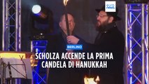 Berlino, il cancelliere tedesco Scholz accende la prima candela di Hanukkah