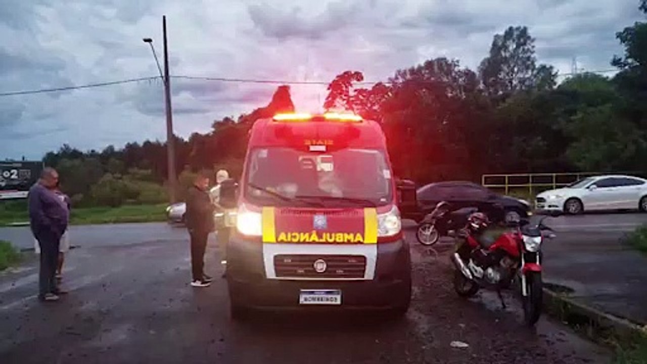 Acidente entre carro e moto na Rua Ipanema deixa jovem ferido