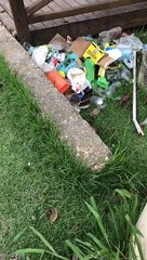 Lixo na praia do Cascalho, em Penha, virou problema na vida da vizinhança