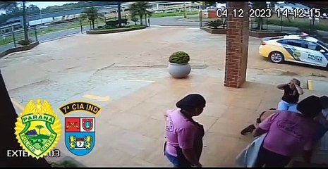 Vídeo mostra policiais salvando bebê que se engasgou com leite em Arapongas