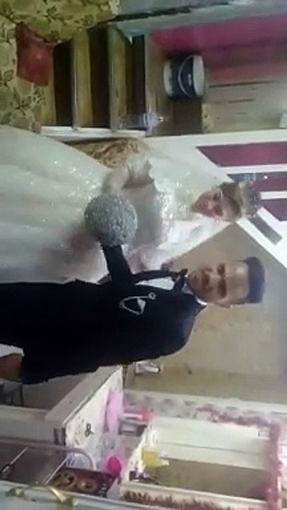 شاهد الآن هذه العروسة ماذا فعلت مع عريسها وهو داخل ياخدها من الكوافير مفاجأة رائعة مش هتصدق هذا