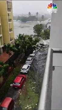 WATCH Cars Are Being Washed Away By Floods in Pallikaranai, Chennai Cyclone Michuang N18S