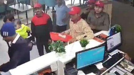गाजियाबाद: रेस्टोरेंट में पुलिस वालों की दबंगई, खाने पीने की चीजों के लिए हुआ विवाद