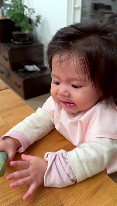 Sa fille essaie des légumes pour la première fois