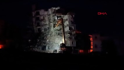 7 katlı bina yıkım sırasında çöktü