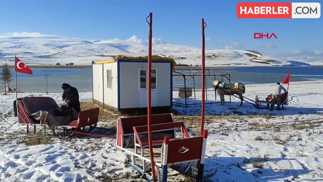 Çıldır Gölü'nde Donma Başladı, İlk Ziyaretçiler Turistler