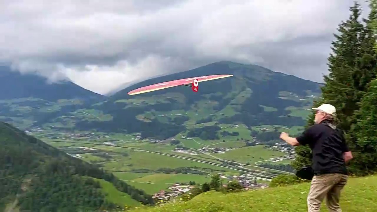 NFROB vor dem Gewitter am Berghof, Nurflügel