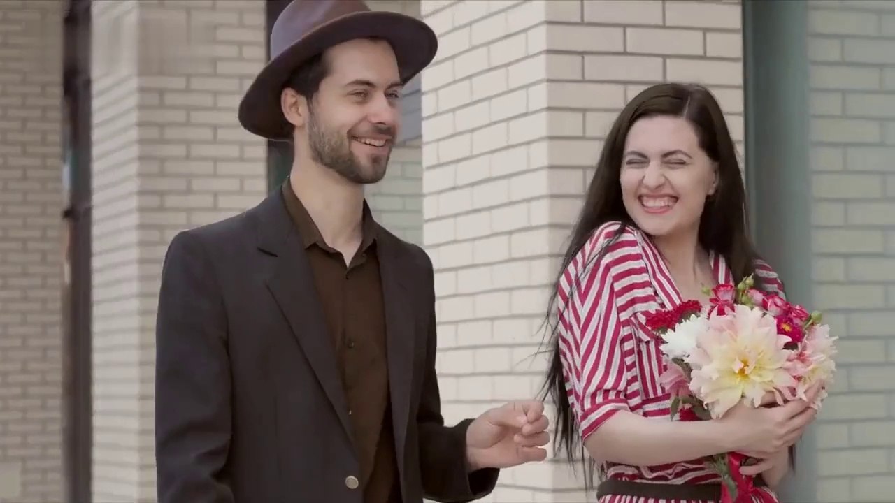 30 Body Language Signals He's Attracted To You!