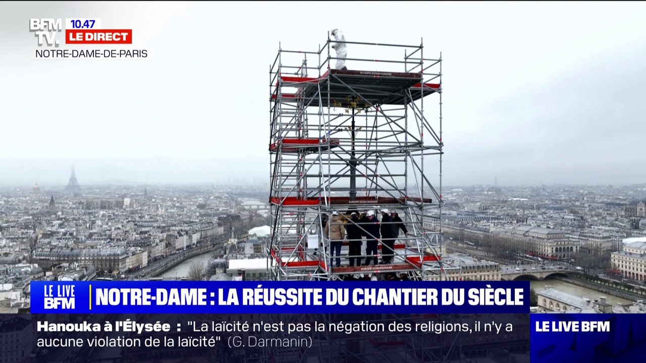 Emmanuel Macron salue les équipes du chantier de Notre-Dame de Paris
