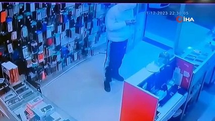 Sultangazi'de esnafın dalgınlığından faydalanıp telefonu böyle çaldı