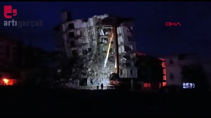 7 katlı bina yıkım sırasında çöktü