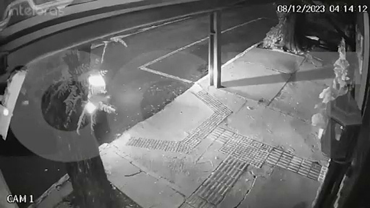 Vídeo mostra momento em que carro invade calçad...