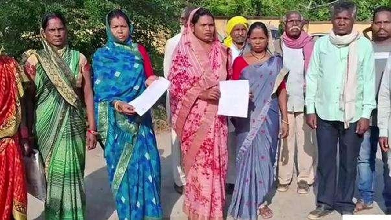 बैतूल: गांव में बिक रही शराब को लेकर ग्रामीणों ने खोला मोर्चा, कलेक्टर से की शिकायत