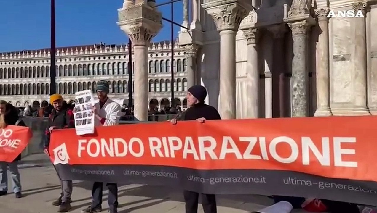 Sfregio alla Basilica di San Marco dagli ambientalisti