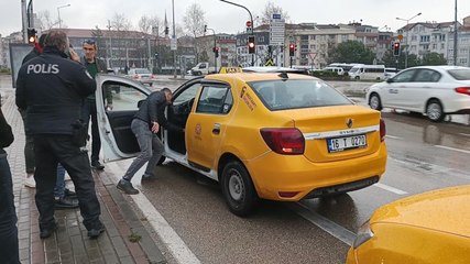 Takside dehşet: 15 yaşındaki yolcu, şoförü boynundan bıçakladı