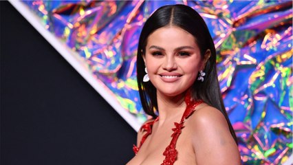 VOICI : Selena Gomez en couple : qui est Benny Blanco, son nouveau compagnon ?