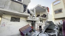 فلسطينيون يعاينون الأضرار بعد قصف على خان يونس