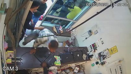 जींस की पेंट पर इस कदर हंगामा...दुकान में घुसकर तोडफ़ोड़