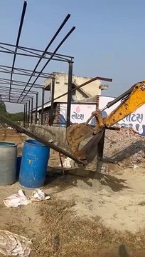 एक अवैध कॉलोनी, दो गोदाम ध्वस्त