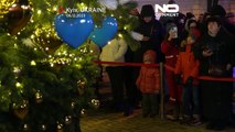 شاهد: إضاءة شجرة عيد الميلاد في كييف